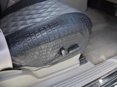 <b>
2006 Chevy Silverado 3500
</b>
  <br>
         Insert: Charcoal Ostrich E26 Diamond (Sim. Leather)
  </br>Trim: Midnight Croc E43 (Sim. Leather)
</br>Product: Exotic - Gold Series | Covers and Camo